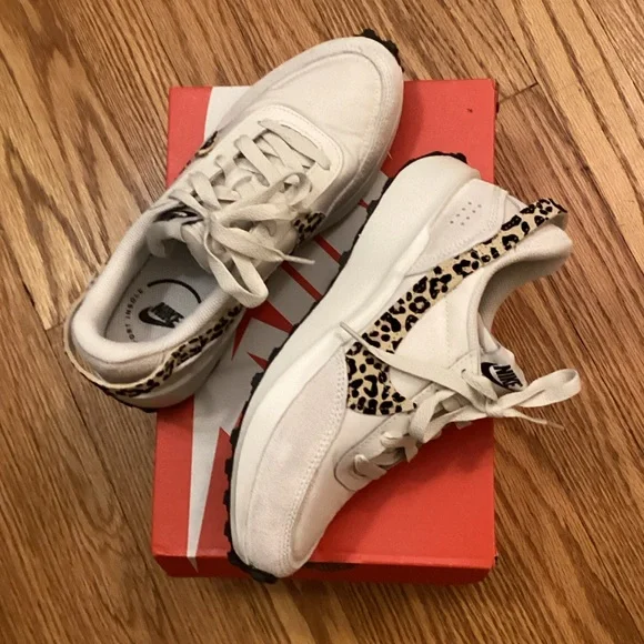 Nike White and Animal Print Waffle Debut Sneakers LN Size 7.5 - Picture 3 of 5